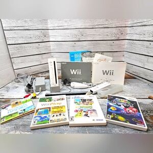 Nintendo Wii Console Bundle with Games and Accessories. Super Mario Galaxy
